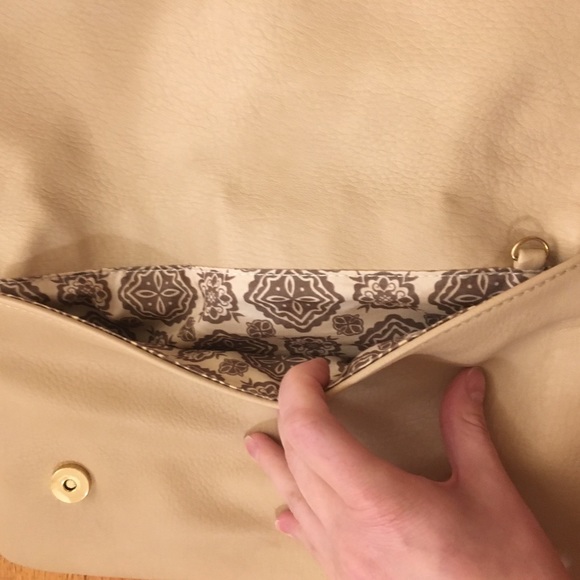 NWOT Francesca’s Aztec Fold Over Tassel Clutch - Picture 3 of 8